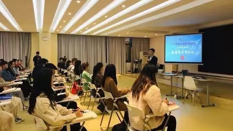 K12网课的价格主要由以下几部分构成：
