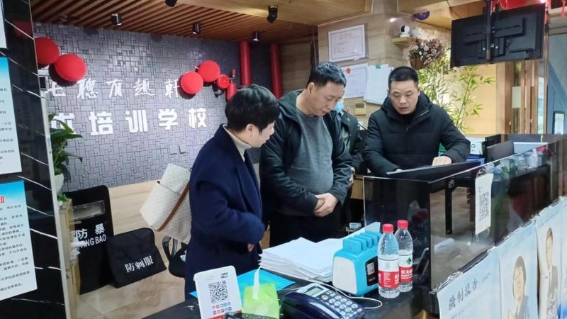 电工证含金量较高，具有广泛的市场需求。在报考时，要关注以下几点：